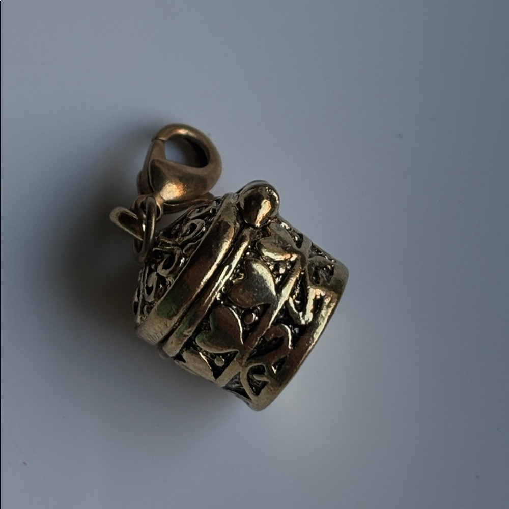 🟥Brand New Unsex Gold Tone Cylinder Shaped Prayer Box, With Clasp